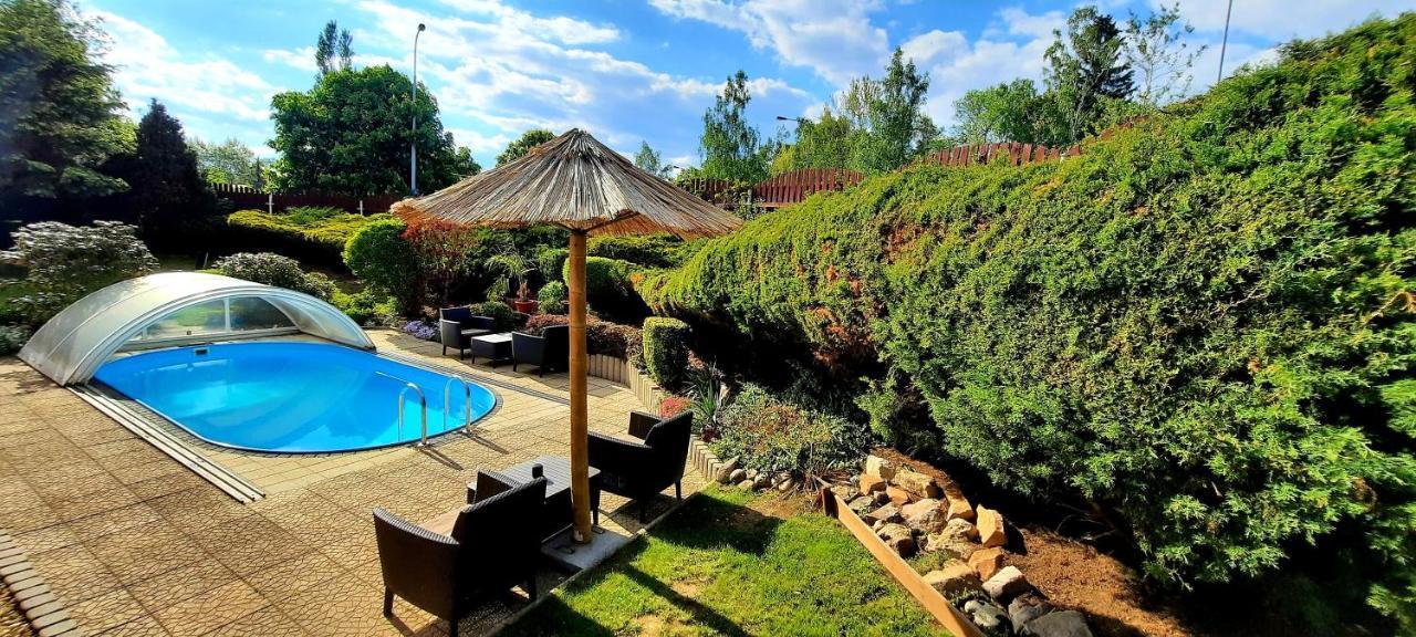 Pool Apartments Karlovy Vary Exterior photo